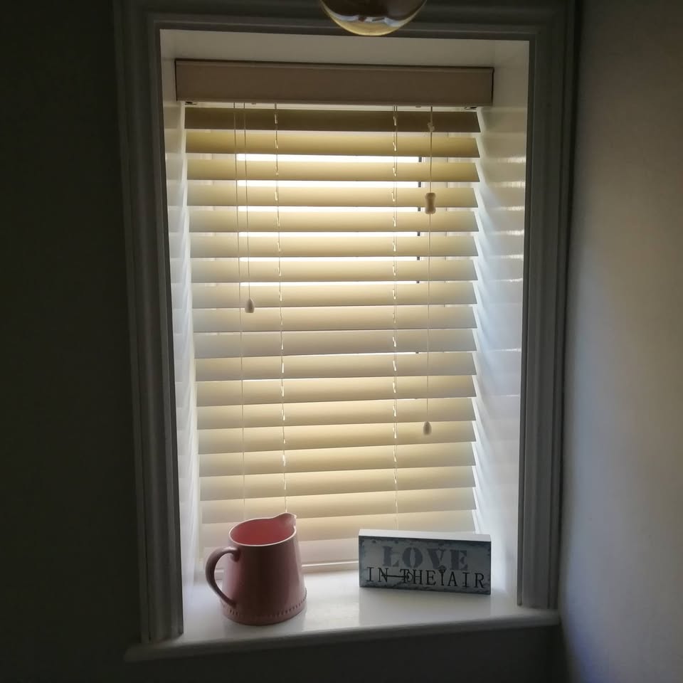Wood-effect venetian blind in a small window